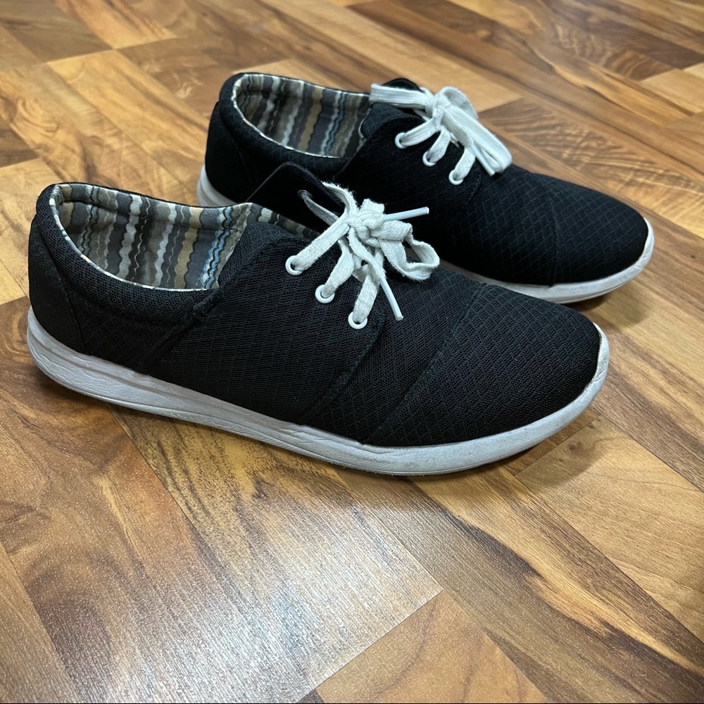Black sneakers size 11